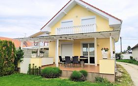 Modern & Cozy House With 3 Bed Rooms And Garden