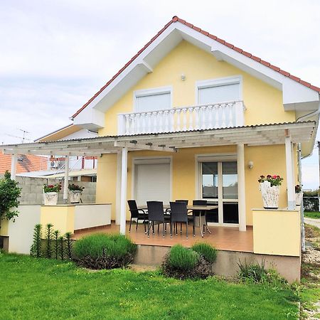 Modern & Cozy House With 3 Bed Rooms And Garden Bratysława Zewnętrze zdjęcie
