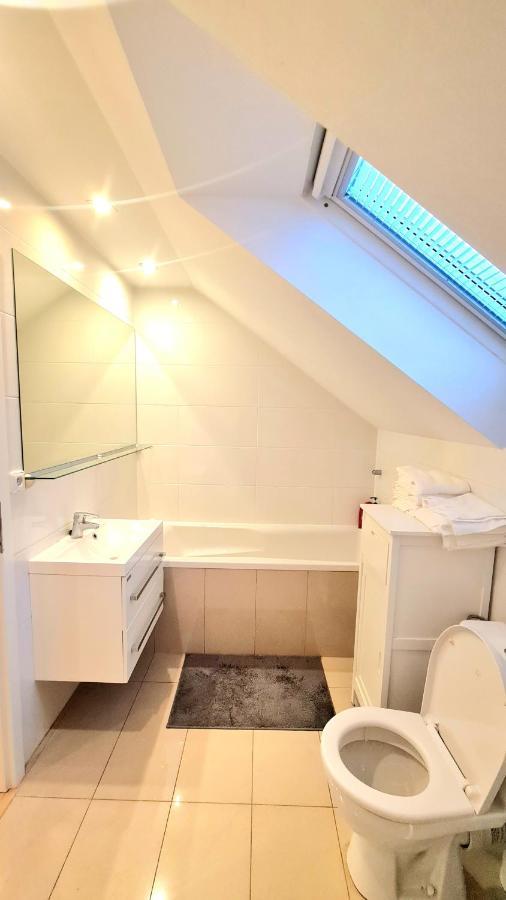 Modern & Cozy House With 3 Bed Rooms And Garden Bratysława Zewnętrze zdjęcie