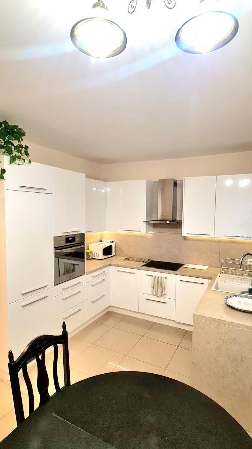 Modern & Cozy House With 3 Bed Rooms And Garden Bratysława Zewnętrze zdjęcie