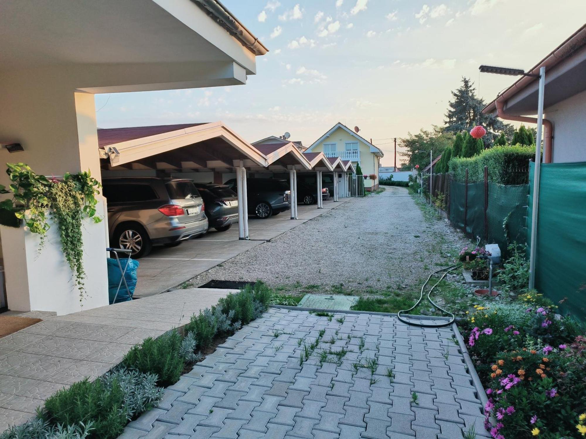 Modern & Cozy House With 3 Bed Rooms And Garden Bratysława Zewnętrze zdjęcie